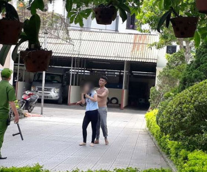 Vì sao sau khi cô gái thoát khỏi kẻ nghi ngáo đá, công an vẫn nổ súng?