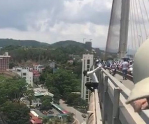 Video: Nghẹt thở giải cứu thanh niên nhảy cầu Bãi Cháy