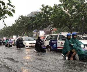 Cửa ngõ sân bay Tân Sơn Nhất kẹt cứng trong mưa ngập