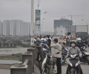 Người đàn ông bất ngờ nhảy cầu Vĩnh Tuy tự tử