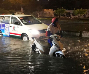 Sài Gòn ngập kinh hoàng trong cơn mưa giữa đêm