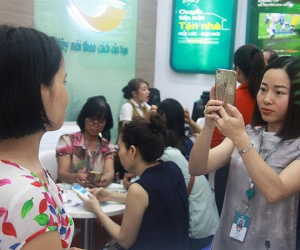 Sợ bị khóa SIM, khách hàng lại rồng rắn bổ sung ảnh