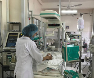 Sức khỏe thai nhi 7 tháng tuổi văng khỏi bụng mẹ sau tai nạn đang rất mong manh