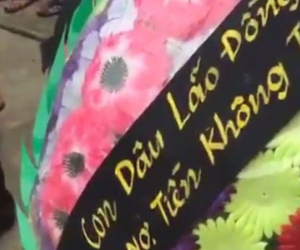 Trưởng công an nói gì vụ mang vòng hoa, phát nhạc đám ma ngay trước cửa nhà để đòi tiền?