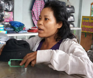 Người phụ nữ nhặt tiền rơi: 'Tôi nói mọi người trả lại nhưng họ bỏ túi đi mất'