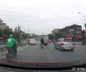 Video: Hai thanh niên không đội mũ bảo hiểm, bốc đầu xe máy, bị ô tô tải quệt văng vào dải phân cách bên đường