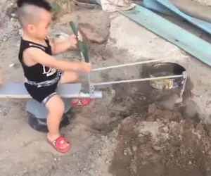 Video: Ông bố tự chế cần cẩu xúc cát oách nhất xóm cho bé ngồi chơi