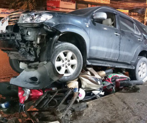 Xe 'điên' càn quét hàng loạt xe máy trong đêm, 1 người nguy kịch