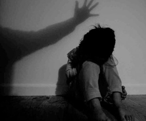 Bé gái bị hiếp dâm khi nghe lời mẹ chở giúp thanh niên về nhà