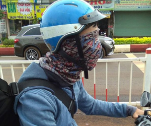 Bình Phước: Dân tình hoảng hốt khi nhìn thấy siêu ninja bịt kín mặt và hai mắt vẫn chạy xe máy đi băng băng trên đường