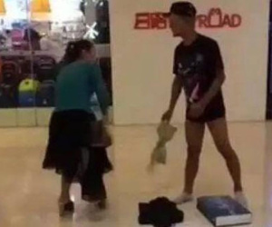 Cãi nhau tại trung tâm thương mại, cặp đôi thi nhau lột đồ