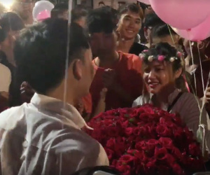 Chàng trai quỳ gối tỏ tình bạn gái ở phố đi bộ, biển người vây quanh hò reo cổ vũ