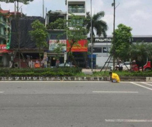 Người đàn ông mặc áo vàng in hình rồng phượng viết hàng loạt 'chữ lạ' trên vỉa hè Hà Nội