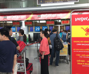 Bị hủy chuyến, hành khách ném điện thoại vào mắt nữ nhân viên Vietjet