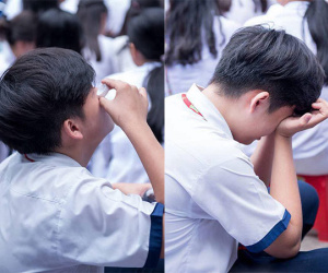 Chỉ đổ nước vào mắt khi đang ngồi dưới sân trường thôi mà cậu học sinh khiến bao người tranh cãi