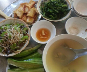 Mẹ bầu khoe mâm cơm giá 20 nghìn có mỗi lòng gà là chất đạm, hội chị em người khen ngon, người bĩu môi 'ăn thế làm sao sống nổi'