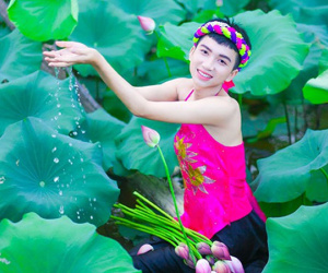 Nam sinh mặc yếm khoe lưng trần trong đầm sen gây tranh cãi