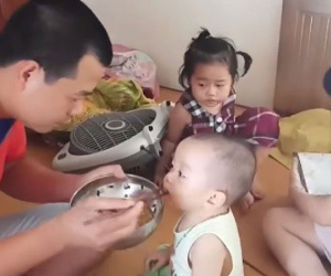 'Tình cảnh trái ngang' của người mẹ đông con mà chẳng đứa nào theo mẹ nhưng bám bố như keo