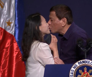 Tổng thống Duterte gây phẫn nộ với hành động hôn môi nữ khán giả