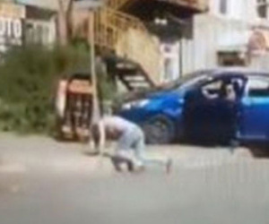 Chồng lái xe đâm vợ vì đòi ly hôn