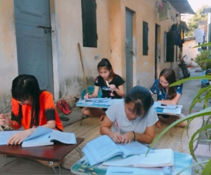 Cư dân mạng khoái chí với cách ôn thi tập thể ngoài trời như thời Khổng Tử