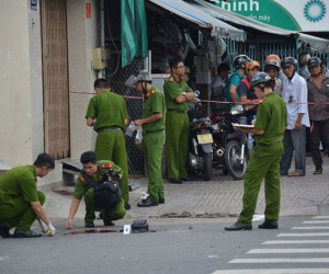 Đến phòng bạn gái chơi, thanh niên bị người lạ xông vào chém chết