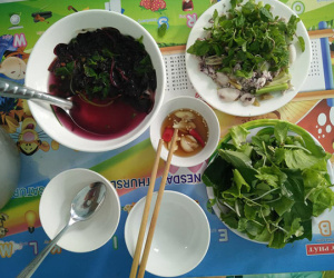 Khoe mẹ chồng ảnh mâm cơm thường ngày, nàng dâu nghe mắng té tát, bị nghi dè sẻn để dấm dúi tiền cho nhà ngoại