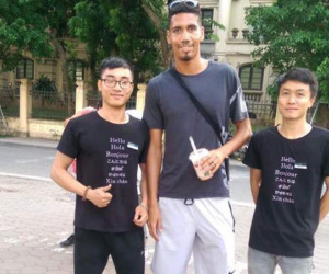Sao Man Utd Chris Smalling sang Việt Nam du lịch, thân thiện chụp ảnh cùng fan