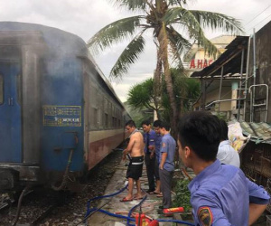 Tàu đang chạy bốc cháy, hành khách chạy tán loạn