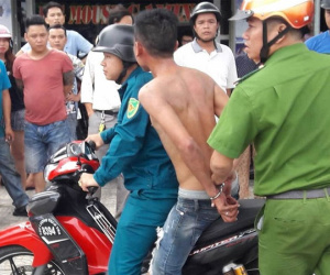 Thanh niên nghi ngáo đá, gặp ai cũng tấn công