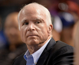 Trump sa thải cố vấn từng nói đùa John McCain 'đang hấp hối'
