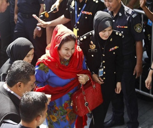 Vợ cựu thủ tướng Malaysia trình diện ủy ban chống tham nhũng