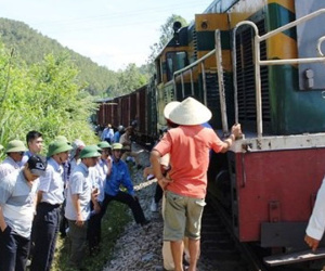 Băng qua đường sắt, người phụ nữ lái xe máy thoát chết hi hữu