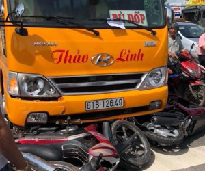Bình Dương: Ô tô khách cuốn hàng loạt xe máy đang chờ đèn đỏ vào gầm, nhiều người bị thương nặng