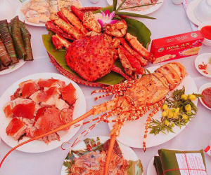 Choáng: Cỗ cưới đại gia toàn tôm hùm, cua hoàng đế, dân tình than thở 'cả đời chưa được ăn'