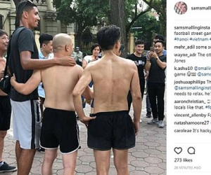 Chris Smalling đá cầu cùng người dân Hà Nội