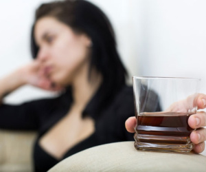 Cô gái nhậu say bị đưa vào nhà nghỉ hiếp dâm