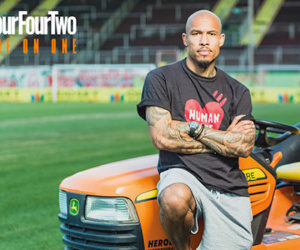 De Jong muốn mời bia hàn huyên với nạn nhân Xabi Alonso