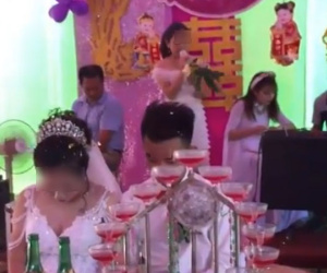 Cô gái bật khóc hát 'Kẻ phản bội' trong đám cưới người yêu cũ, cô dâu chú rể ngồi dưới cười khúc khích