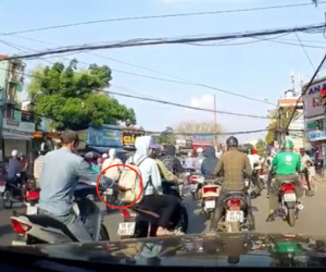 Hà Nội: Người đàn ông với 'bàn tay hư' ngang nhiên móc túi cô gái đang dừng đèn đỏ tại ngã tư phố Vọng