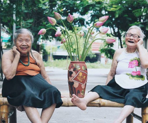 Lúc về già, chỉ ước có tình bạn đẹp như 2 cụ trong bộ ảnh này