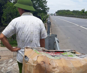 Ông nội ngày mấy lượt qua sông xin sữa cho cháu, mẹ trẻ được chị em ghen tị vì 'bố chồng number one'