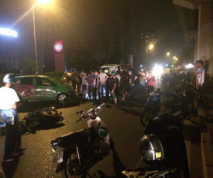 Hà Nội: Tai nạn taxi va chạm với xe máy đi ngược chiều, 2 người nguy kịch