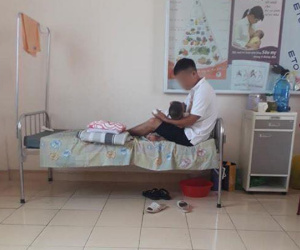 Chồng nghỉ hẳn mấy hôm trông con nằm viện để vợ đi làm, chị em người khen tốt số, người chỉ trích cô vợ nặng nề
