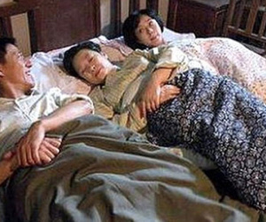 Đêm tân hôn vợ chồng nằm trơ như khúc gỗ chỉ vì hai chiếc giường kê sát nhau