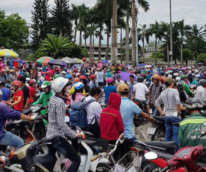 Hàng nghìn người tụ tập trước cổng KCN ở Sài Gòn, thiếu tướng Phan Anh Minh có mặt tại hiện trường