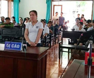 Hắt tiết lợn vào chủ tịch huyện, lĩnh 4 tháng tù giam