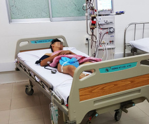 Mẹ bán rong chỉ có 2 triệu đồng trong túi, định buông xuôi khi con trai uống thuốc sâu tự tử vì cãi nhau với bạn gái
