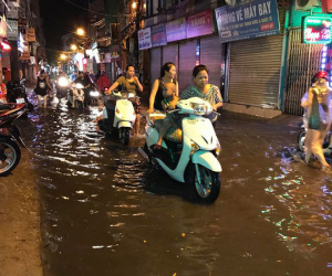 Mưa to gần 1 giờ khiến đường ngập, mọi người phải dắt xe lội về nhà ở Cổ Nhuế