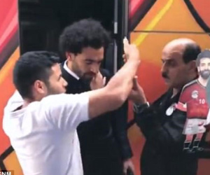 Salah khó chịu vì bị fan đụng chạm vào vùng vai bị thương